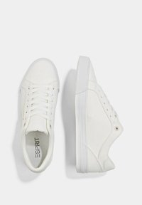 Weiße Sneakers mit niedriger Spitze aus glattem Leder, Schnürverschluss und Gummisohle. Verfügt über dezente Markenkennzeichnung auf der Innensohle.