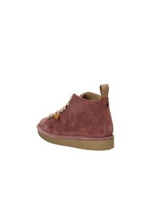 Stivali alla caviglia in suede color rosa polveroso con lacci beige. Presentano una punta arrotondata, una suola a profilo basso e un pull tab sul tallone.