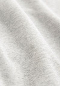 Helehall kangas pehme tekstuuriga, sileda ja veidi kirju pinnaga ning kaunite tooni variatsioonidega.