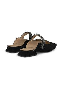 Mule in suede nero con tacco alto e punta arrotondata, dotate di una fascia decorativa in perline e un tacco basso a blocco per maggiore stabilità.