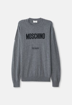 Pelēks adīts džemperis ar apaļu kaklu. Vidū ir melni "MOSCHINO" un "Milano" logotipi. Riboti piedurkņu gali un apakšmala. Mīksta tekstūra.
