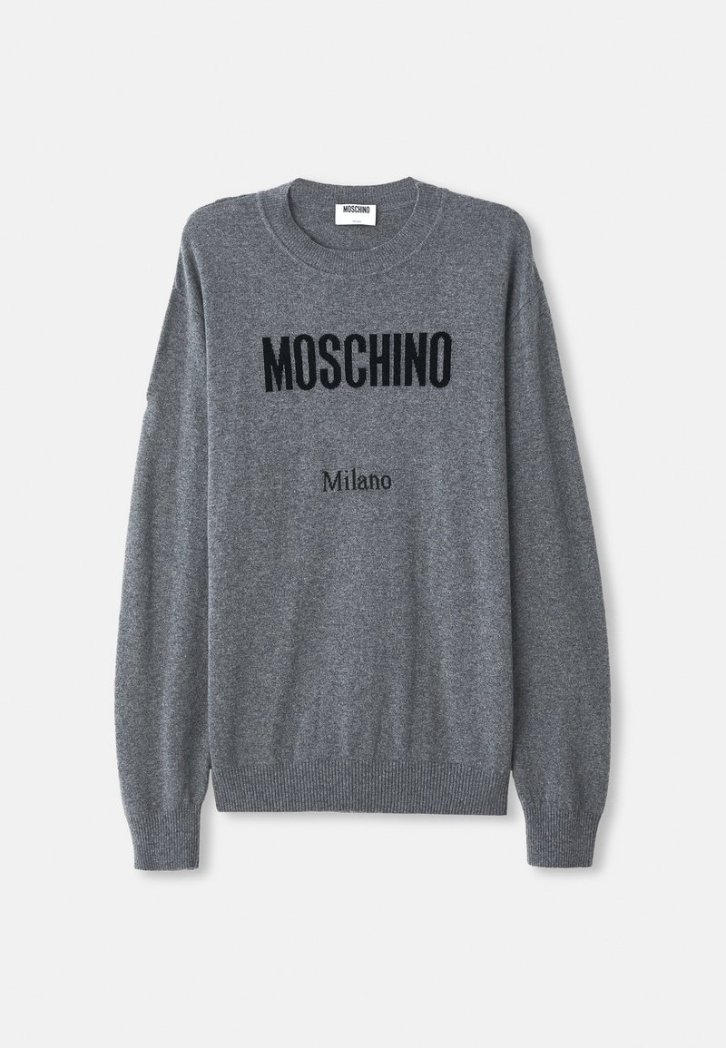Grauer Strickpullover mit Rundhalsausschnitt. Mit schwarzen "MOSCHINO" und "Milano" Logos in der Mitte. Mit gerippten Bündchen und Saum. Weiche Textur.