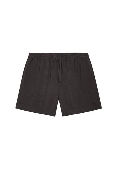 Shorts noirs à taille élastique avec cordon de serrage à l'avant et coutures visibles, confectionnés dans un tissu léger.