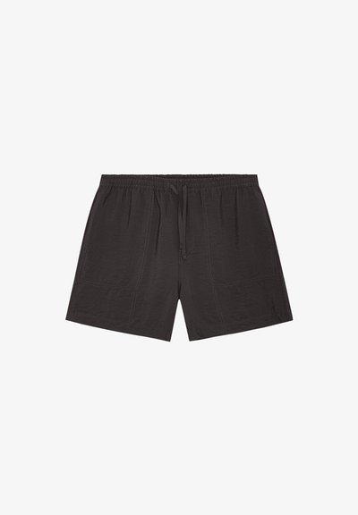 Shorts noirs à taille élastique avec cordon de serrage à l'avant et coutures visibles, confectionnés dans un tissu léger.