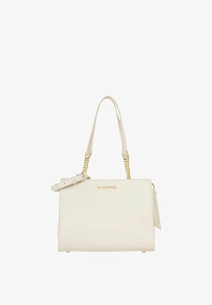 Sac à main en cuir blanc avec des accents en chaîne dorée, une bandoulière réglable et le logo "Valentino" embossé à l'avant. Texture lisse.