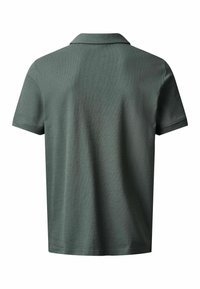 Polo vert foncé à manches courtes montré de dos avec un col classique et un tissu lisse uni.