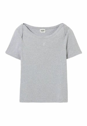 Camiseta gris de manga corta, hecha de algodón suave, con un escote ancho y un pequeño logo bordado en el pecho.
