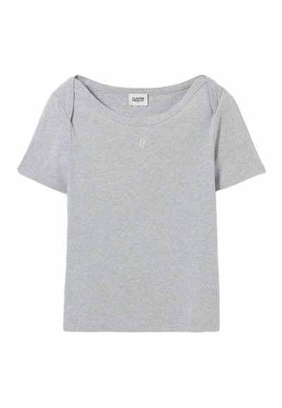 T-shirt grigio a maniche corte, realizzato in morbido cotone, con un ampio scollo e un piccolo logo ricamato sul petto.