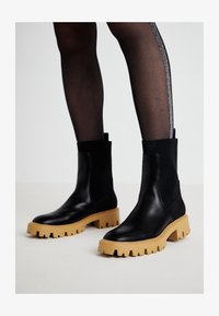 Επιλέχθηκε, black