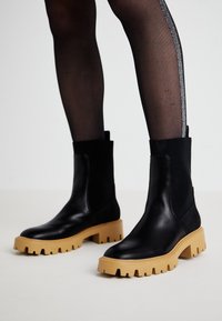 ONLBETTY CHELSEA BOOT - Platform ankle boots - black
