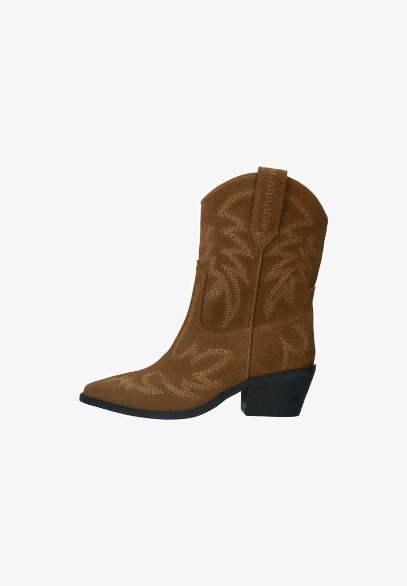 Bottine de cow-boy en daim marron avec un bout pointu, des motifs de feuilles brodés et un talon empilé noir. Tirette en métal à l'arrière.