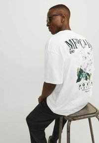 Jack & Jones JORMERCADO TEE SS CREW NECK - Trükipildiga T-särk - bright white