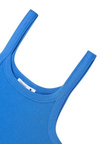 Canottiera blu a coste con spalline larghe, scollatura rotonda e una texture morbida. Etichetta visibile all'interno della scollatura.