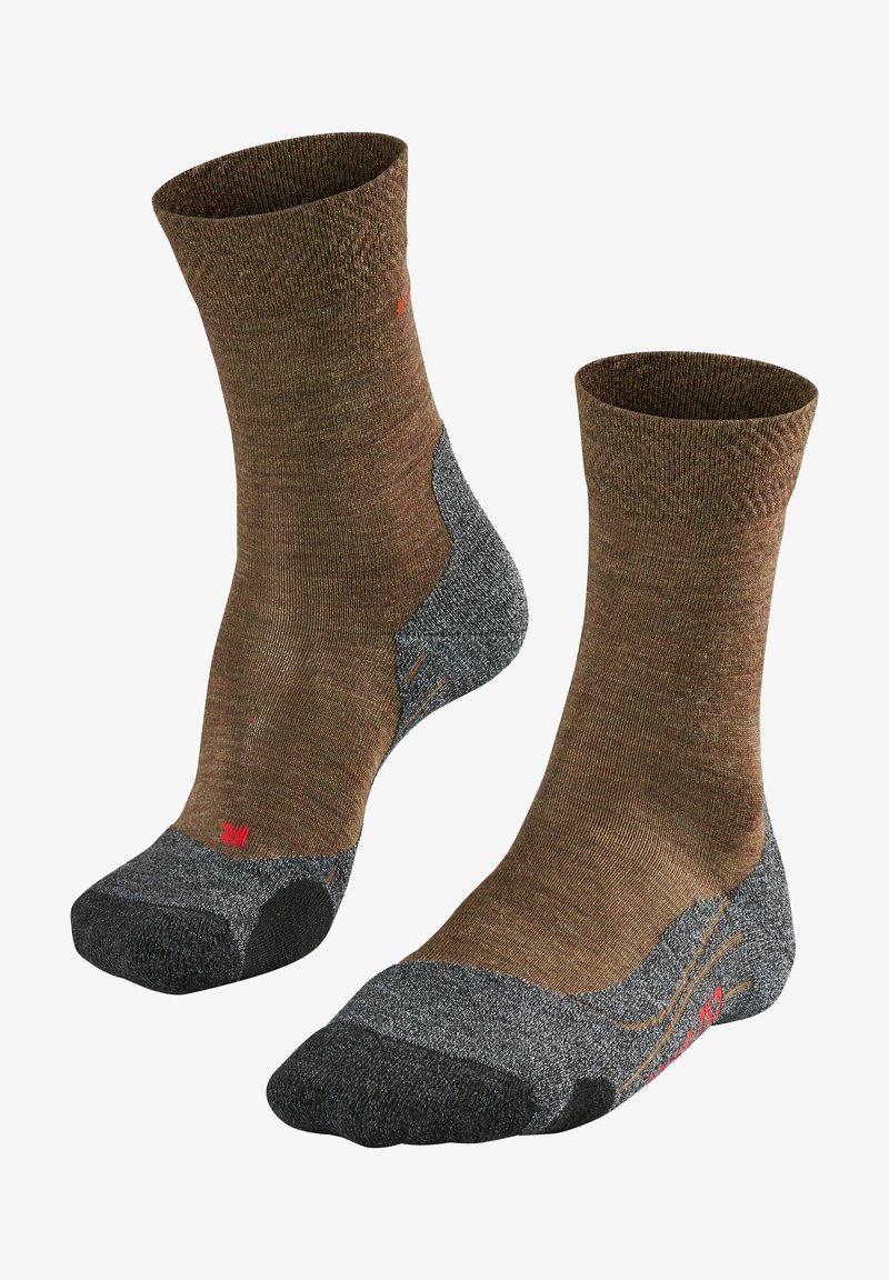 Calcetines marrones y grises con un puño acanalado alto. Cuentan con una plantilla acolchada, puntera reforzada y un detalle de logo rojo en el tobillo.