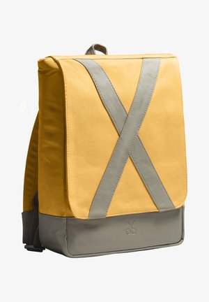 Zaino di stoffa giallo con finitura texturizzata, caratterizzato da accenti in pelle grigia e un design a X diagonale sul lembo. Pannello inferiore grigio solido.