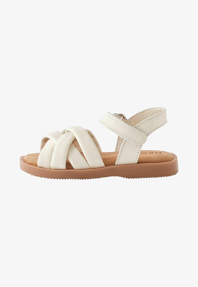 Witte leren sandalen met kruislings aangebrachte bandjes en een enkelband achteraan. Zachte bruine binnenzool en een gestructureerde rubberen buitenzool voor grip.