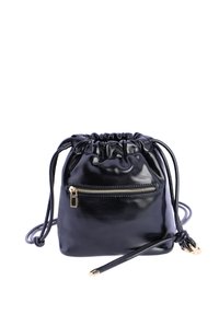 Bolso de cubo negro de cuero con cierre de cordón, que presenta un bolsillo con cremallera en la parte delantera y una delgada correa para el hombro. Textura brillante con acentos dorados.