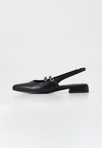 Melnas ādas slingback kurpes ar norādītu purngali, plakanu papēdi un divām siksnām ar sprādzes akcentiem drošai piegulšanai. Gluda apdare un minimālistisks dizains.