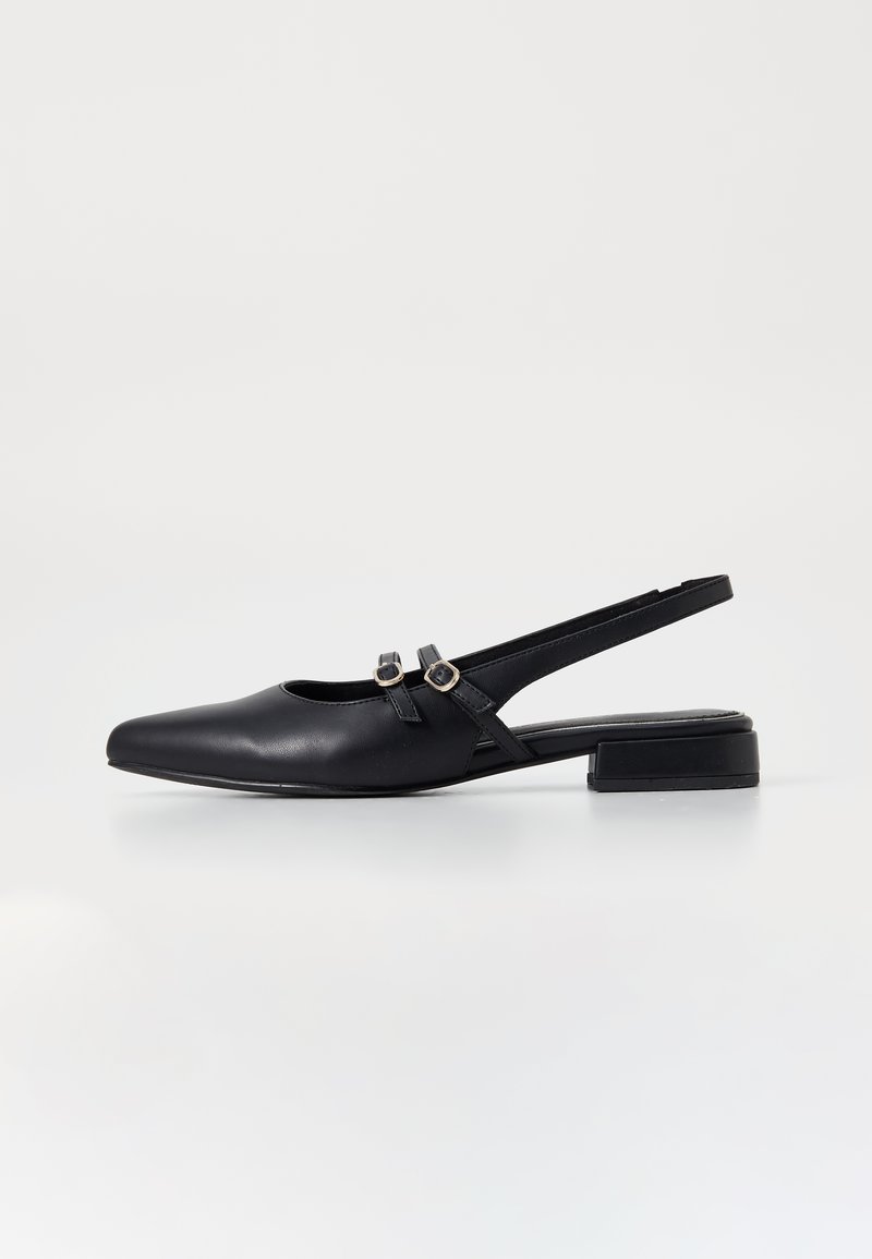 Melnas ādas slingback kurpes ar norādītu purngali, plakanu papēdi un divām siksnām ar sprādzes akcentiem drošai piegulšanai. Gluda apdare un minimālistisks dizains.