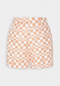 Shorts taille haute avec un motif à carreaux pêche et blanc, présentant de petits motifs floraux sur les cases pêche.