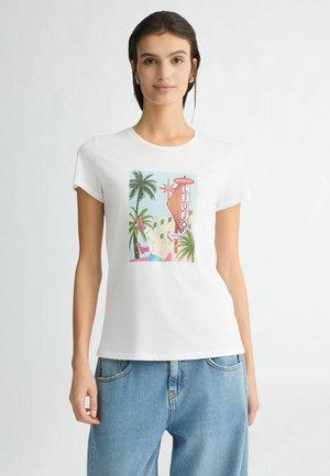T-shirt en coton blanc avec un graphique coloré de Miami, comprenant des palmiers, un panneau rétro et des formes géométriques en bleu, rose et vert.