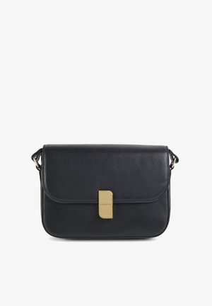 Borsa a tracolla nera in pelle con chiusura a flap, caratterizzata da una fibbia in metallo dorato e una superficie testurizzata. Forma semplice e rettangolare.