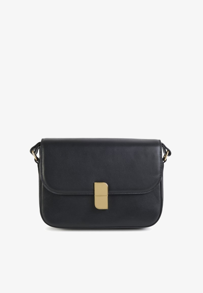 Černá kožená krosbody taška s klopou, vybavená zlatým kováním a texturovaným povrchem. Jednoduchý, obdélníkový tvar.