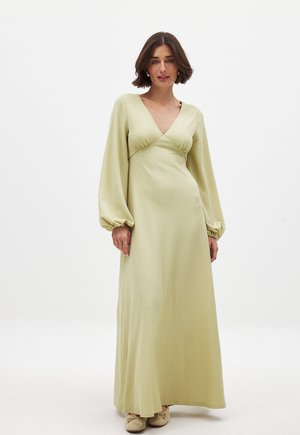 Langärmeliges, hellgrünes Kleid aus strukturiertem Stoff mit V-Ausschnitt und langen, gepufften Ärmeln. Minimalistisches Design und fließende Form.