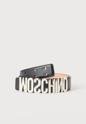 Czarny skórzany pasek z dużymi srebrnymi literami tworzącymi "MOSCHINO" jako klamrę, zwinięty na białym tle.