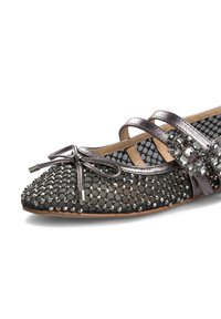 Bailarinas de malla negra adornadas con tachuelas plateadas, tela texturizada y acentos metálicos. Presentan tiras cruzadas y un detalle de lazo.