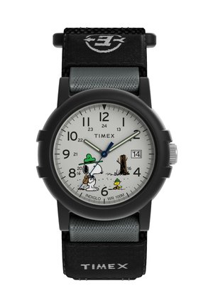 Černé hodinky Timex s šedým a černým páskem, bílým ciferníkem se Snoopym a Woodstockem v zelených čepicích, černými hodinovými značkami a okénkem data ve tři hodiny.