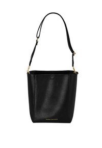 Zwarte leren tote bag met een gladde textuur, gouden hardware accenten en een enkele verstelbare strap. Heeft een minimalistisch ontwerp en een open bovenkant.