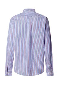 Camisa de botones a rayas con líneas verticales en azul, rosa y blanco. Tiene un cuello clásico y puños abotonados.