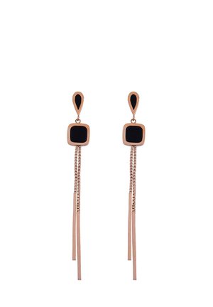 Boucles d'oreilles pendantes en or rose avec des pierres en forme de goutte noire et carrée, ornées de deux fines chaînes à franges suspendues à chaque pierre carrée.