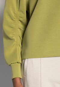 someday. UNNEA - Camisola - green hope