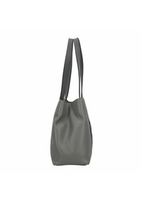 Borsa tote grigia realizzata in materiale morbido e testurizzato. Presenta manici lunghi e piatti e un design morbido con apertura superiore. Stile minimalista.