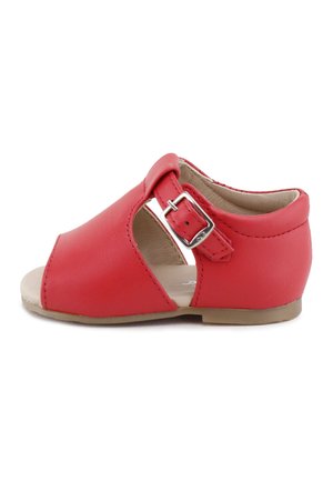 Sandalia de piel roja para niño pequeño con puntera abierta, recorte lateral, hebilla plateada ajustable y suela beige acolchada.