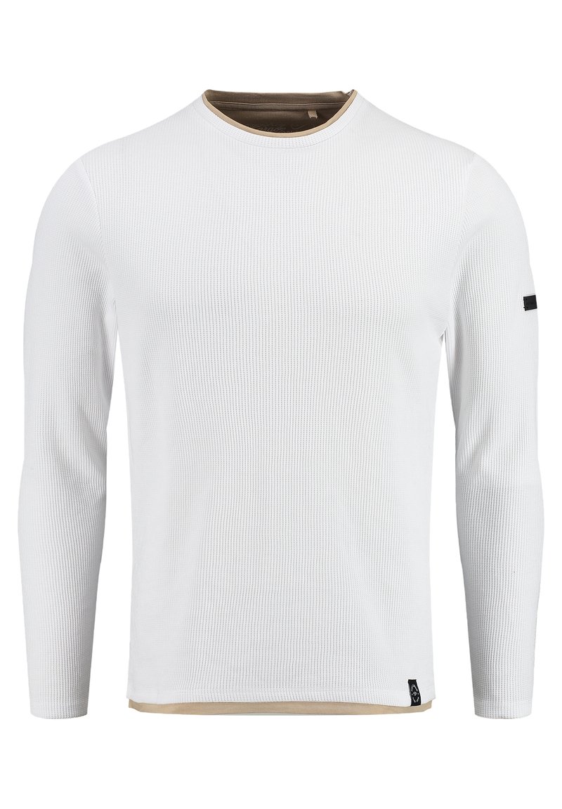 T-shirt à manches longues blanc avec une texture côtelée, un col rond et un col intérieur en contraste brun. Présente un logo noir sur la manche.