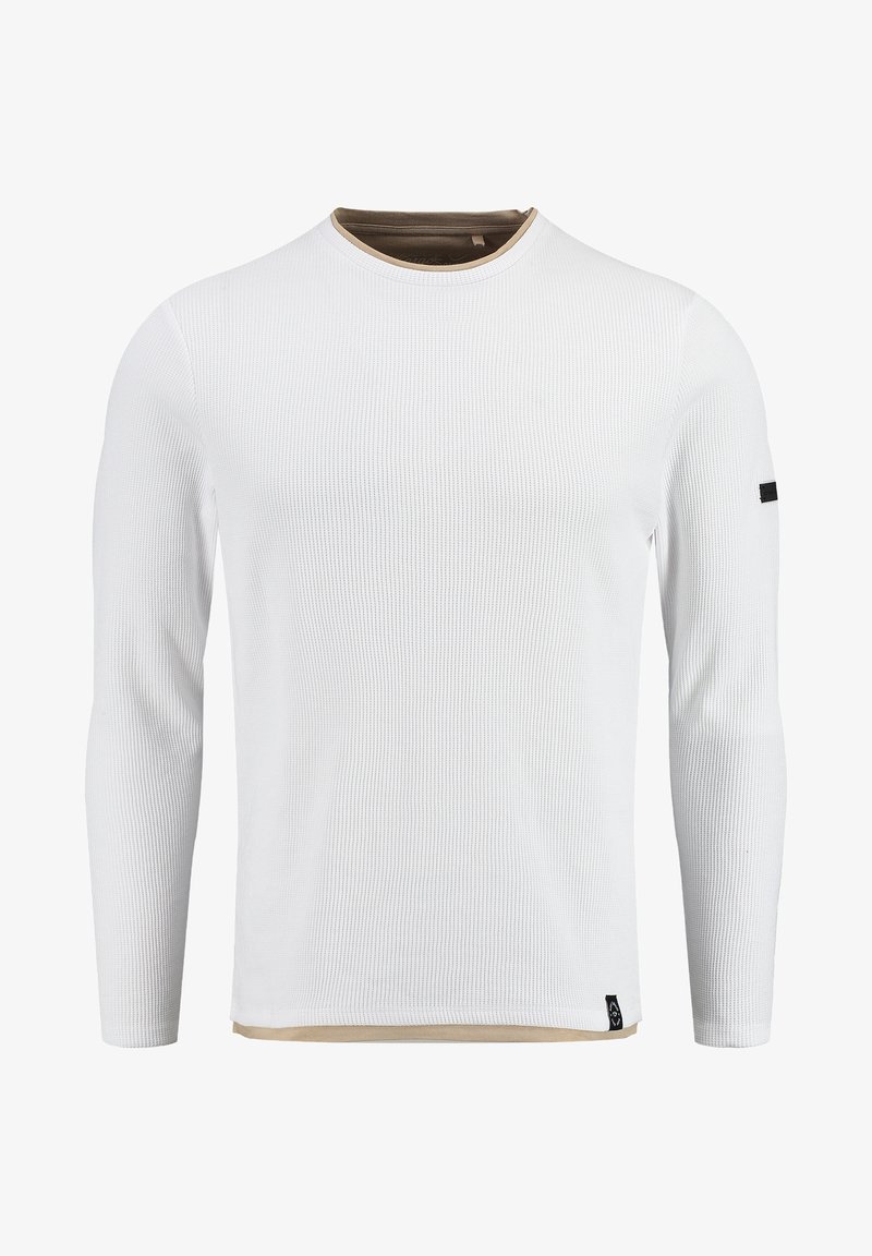 Camiseta de manga larga blanca con textura de canalé, escote redondo y un cuello interior en color marrón contraste. Cuenta con un logotipo negro en la manga.