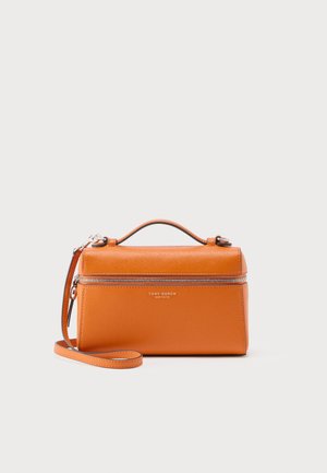 Kompaktna pravokotna oranžna usnjena torbica z zgornjim ročajem, nastavljivim ramenskim trakom in srebrnim zadrgo. Na sprednji strani vtisnjen napis "Tory Burch New York".