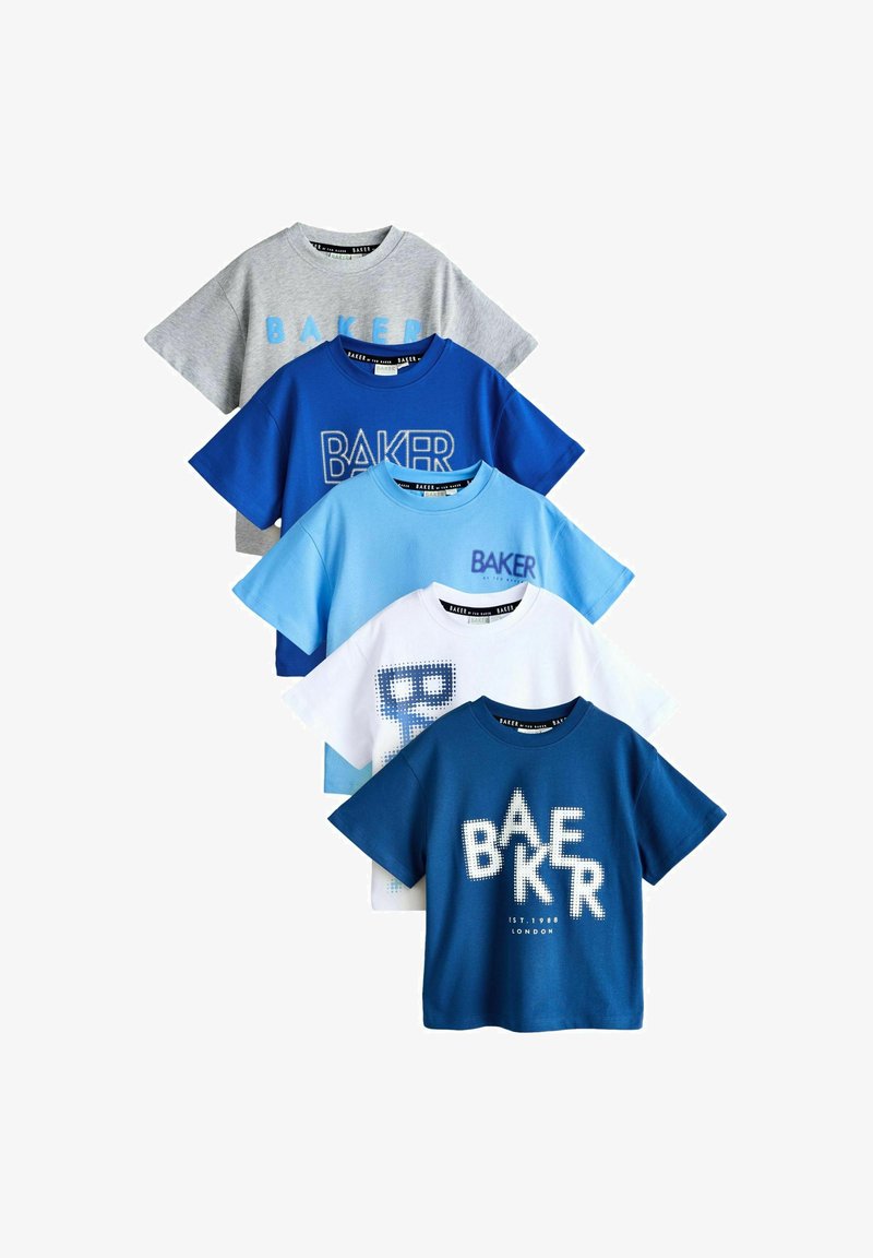 Cinq T-shirts à manches courtes en gris, bleu, bleu clair et blanc, avec le texte "BAKER" dans différents motifs, matériaux variés.