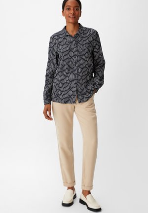comma casual identity, MIT ALLOVER-PRINT, czarny