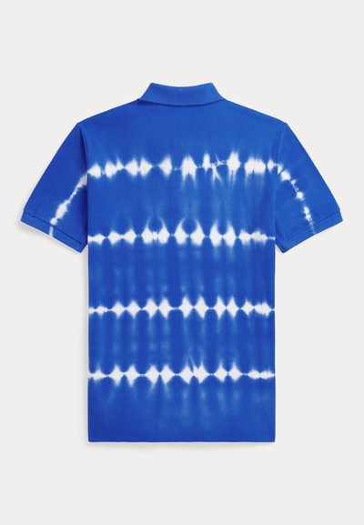 Polo bleu à manches courtes avec des rayures tie-dye horizontales blanches et un col classique, présenté de dos sur un fond blanc.