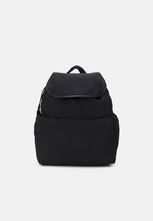 Sac à dos noir en nylon, de forme arrondie, avec une poignée supérieure et un compartiment avant légèrement brillant au design minimaliste.
