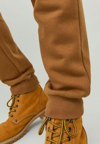 Jack & Jones JJIGORDON JJNEWSOFT NOOS - Pantalones deportivos - otter