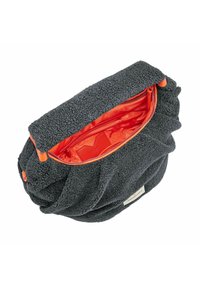 Borsa rotonda di colore grigio scuro con un esterno testurizzato e morbido. Interno rosso brillante con tasca con zip. Presenta dettagli arancioni e una patta pieghevole.