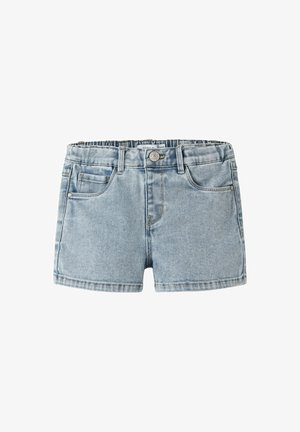 Dziecięce jasnoniebieskie szorty jeansowe z przednimi kieszeniami, szlufkami na pasek i metalowym guzikiem na białym tle.