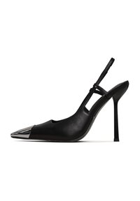 Musta slingback-korkokenkä, jossa on teräväkärkinen muotoilu ja kiiltävä metallinen kärki. Varustettu korkealla stiletto-korkealla ja kapealla nilkkahihnalla. Läpinäkyvä nahkatekstuuri.
