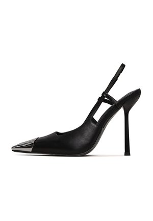 Musta slingback-korkokenkä, jossa on teräväkärkinen muotoilu ja kiiltävä metallinen kärki. Varustettu korkealla stiletto-korkealla ja kapealla nilkkahihnalla. Läpinäkyvä nahkatekstuuri.