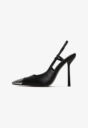 Zwarte slingback pump met puntige neus en glanzende metalen neuskap. Beschikt over een hoge stilettohak en slanke enkelband. Gladde leren textuur.